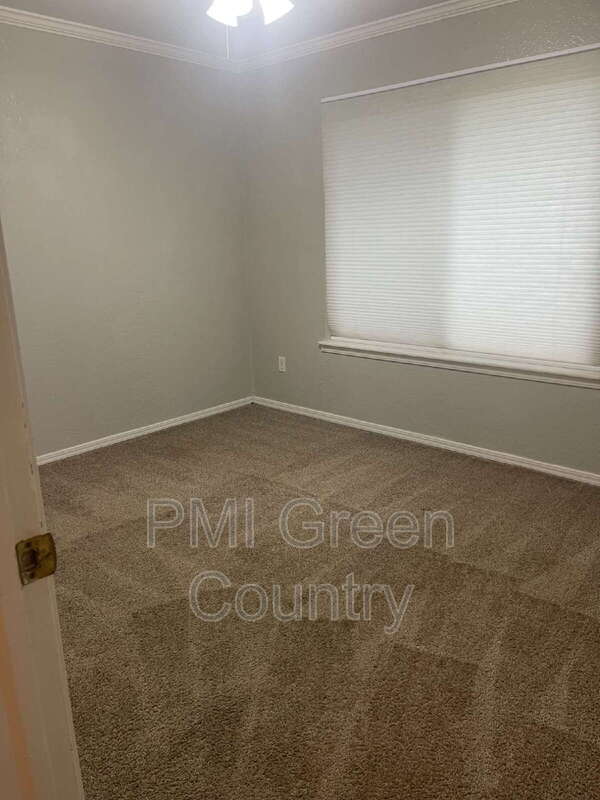 Building Photo - 2813 E Oakridge St
