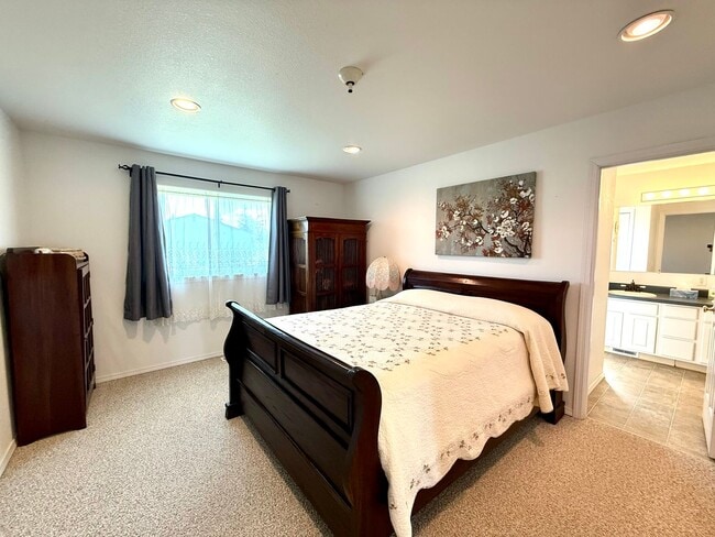 Building Photo - Charming Fully Furnished 2-Bedroom Home