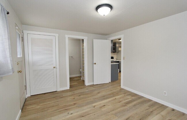 Building Photo - 812 S Washington Ave