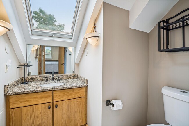 Building Photo - 907 E Mountain Rd