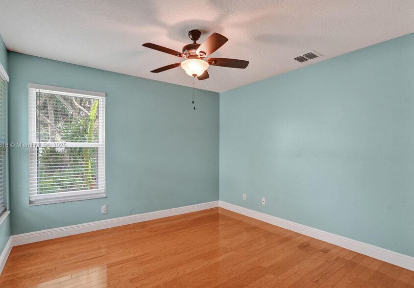 Building Photo - 8820 Woodside Ct