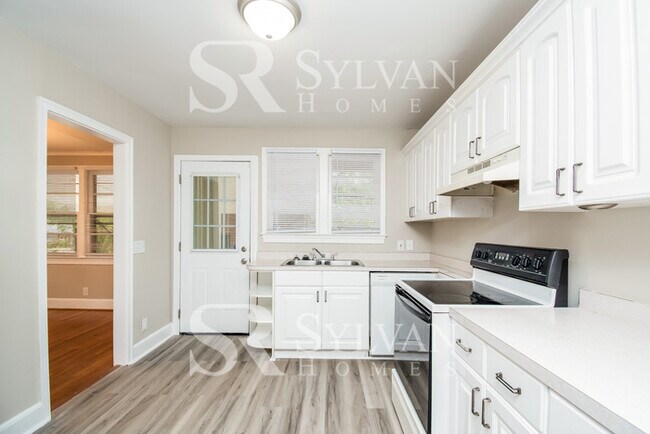 Building Photo - Where Charm Meets Comfort