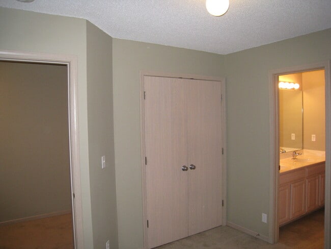 Building Photo - 9806 N Lewis Ave