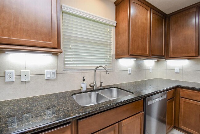 Building Photo - 231 S Lantana Cir