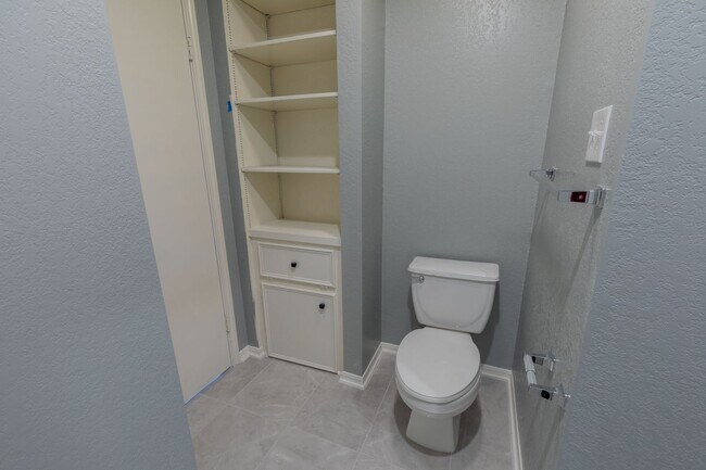 Building Photo - Rawhide Loop, 317/319