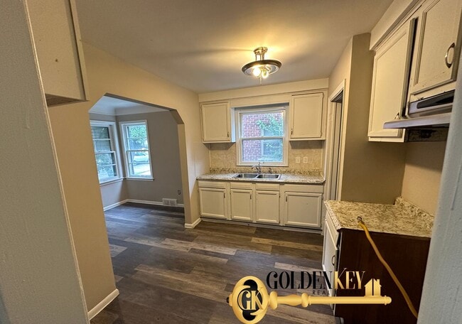 Building Photo - Spacious 4 bed / 2 bath with garage and fi...
