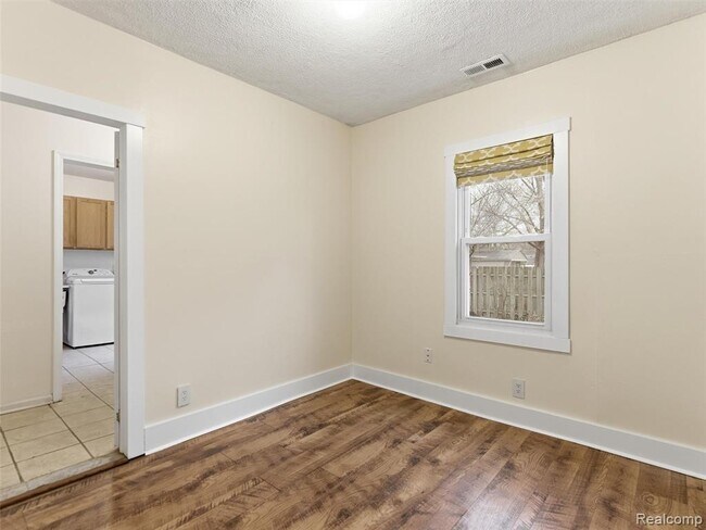 Building Photo - 335 E Elza Ave