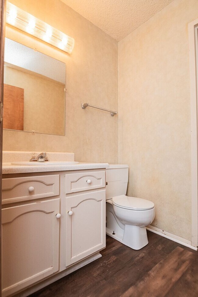 Building Photo - 702-708 E. 72nd