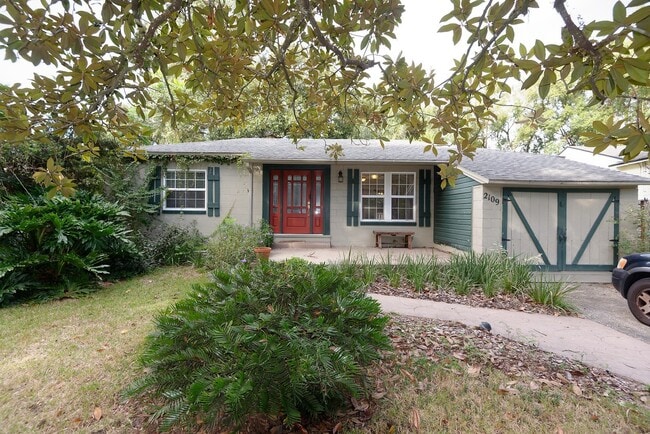 Building Photo - Enchanting Bungalow