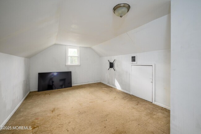 Building Photo - 19 Reids Hill Rd