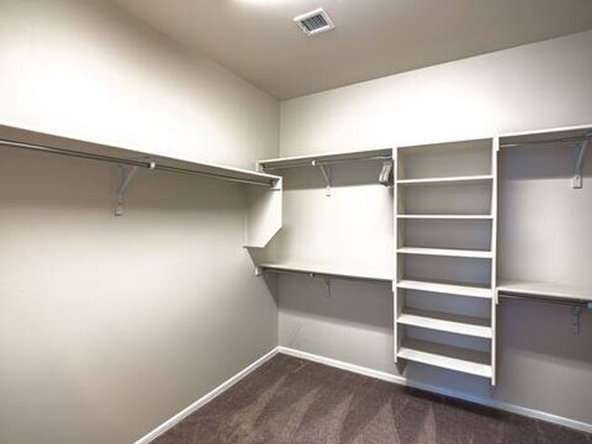 Building Photo - Beautiful East side House 3 Bed