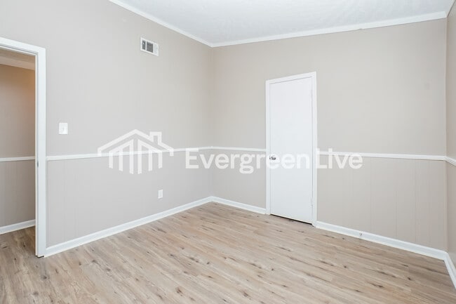 Building Photo - 544 Bellevue St