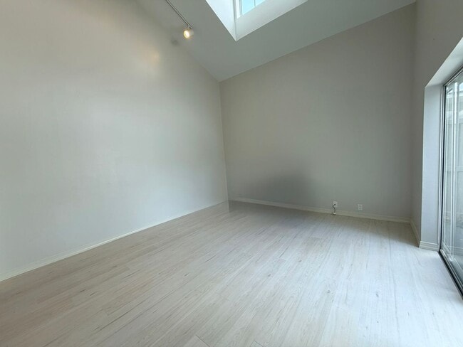 Building Photo - Beautiful Remodeled Townhome