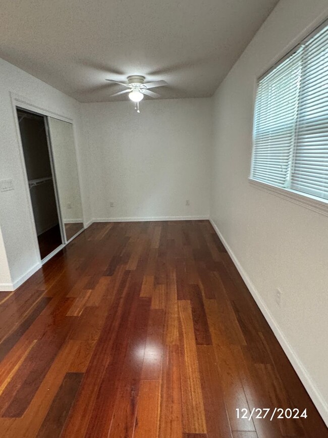 Building Photo - Studio apartment utilities included