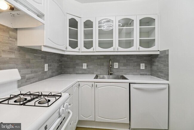 Building Photo - 10300 Westlake Dr