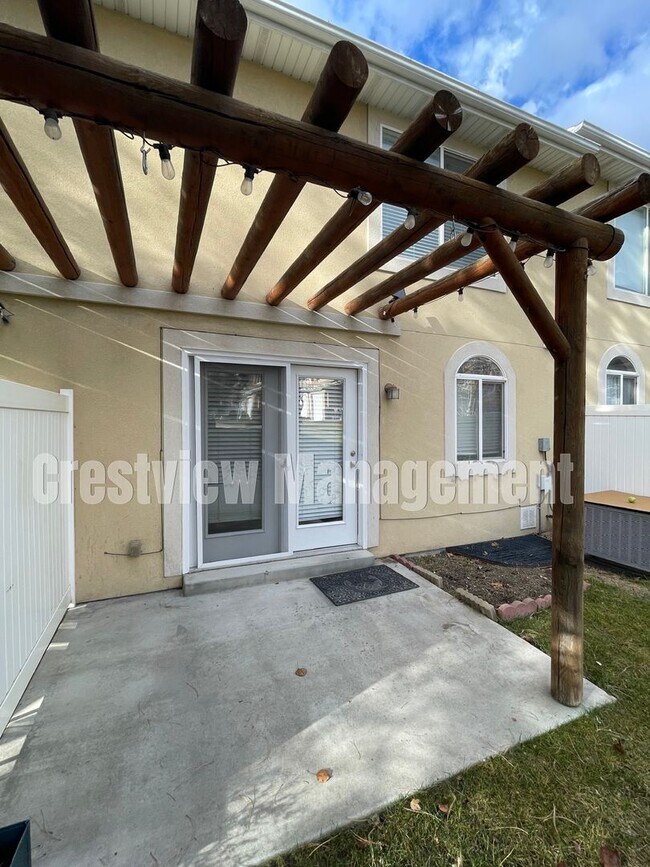 Building Photo - Charming 3-Bedroom Townhome with Garage in Sandy - Get $300 off First Month's Rent!