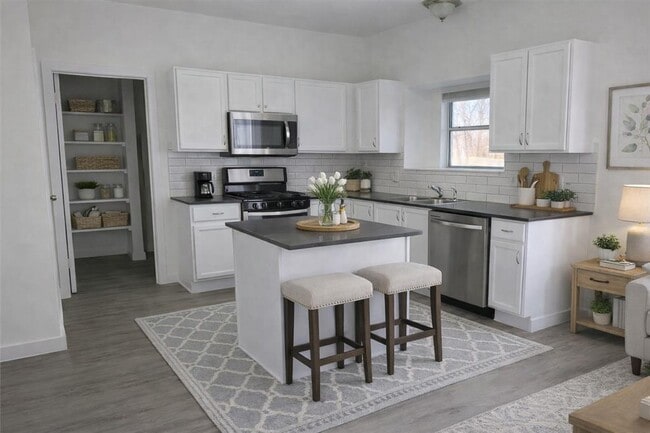 Building Photo - 1327 Solitaire