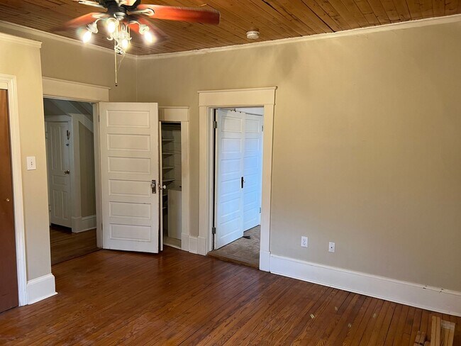 Building Photo - Downtown Statesville - 4 BR / 2 BA