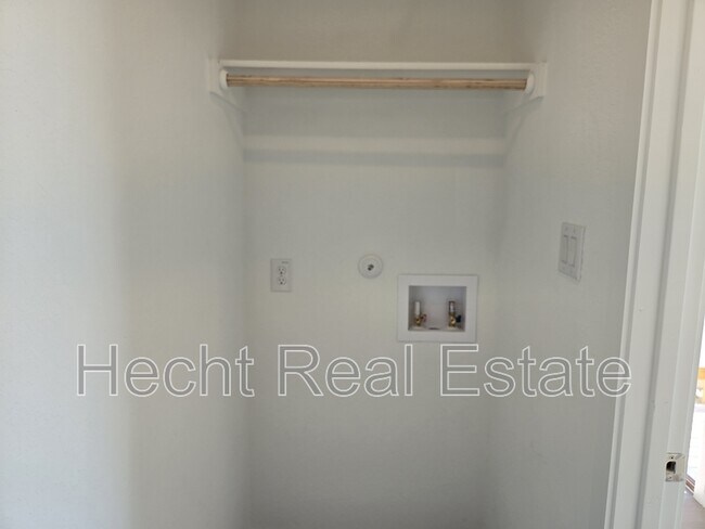 Building Photo - 1518 Tiptop Mdw