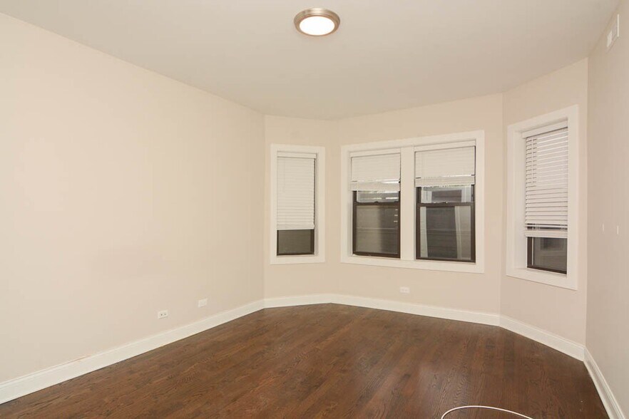 Building Photo - 2228 N Sawyer Ave