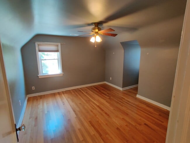Building Photo - 3 bedroom home with a detached garage