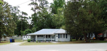Building Photo - 2103 Woodward Dr