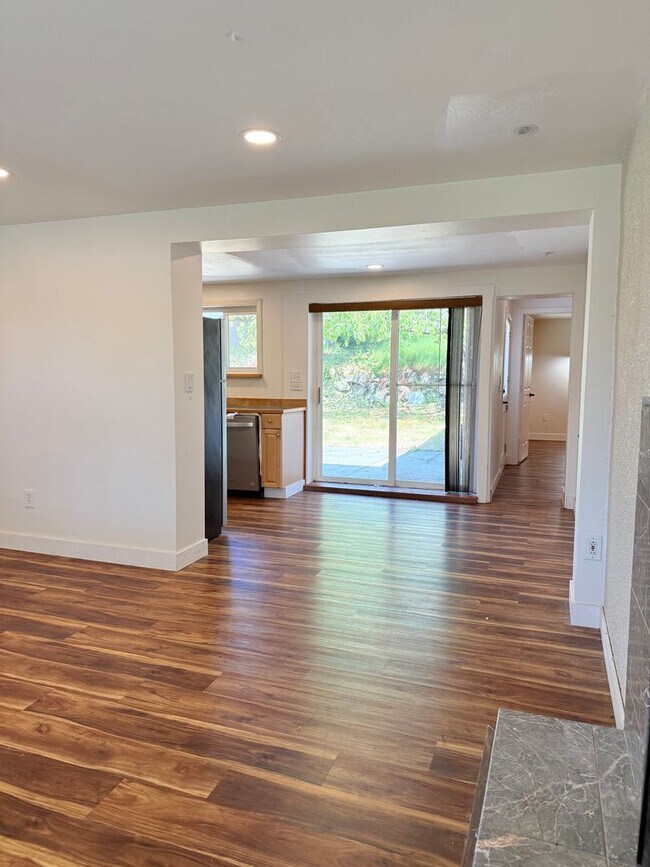 Building Photo - Charming Mid-Century Home in Shoreline