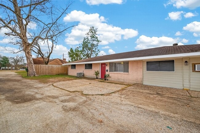 Building Photo - 10 Ferguson St