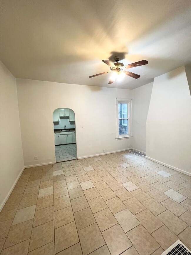 Building Photo - Spacious 3 or 4 Bedroom 2 Bathroom Available in Oakland, Modern Updates and Great Front Porch and...