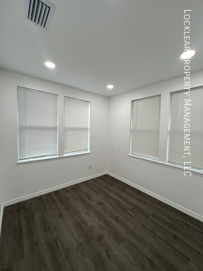 Building Photo - Renovated 3 Bedroom Duplex!