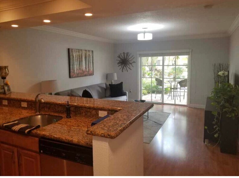 Building Photo - 150 NE 15th Ave