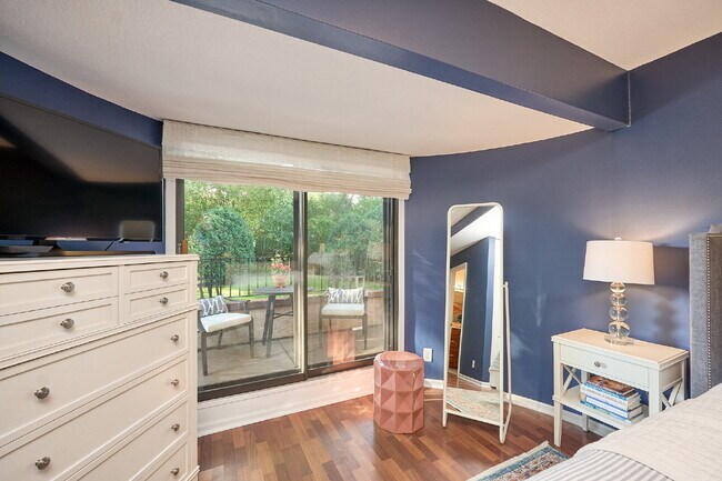 Building Photo - "Charming 3-Bed Townhouse with Scenic View...