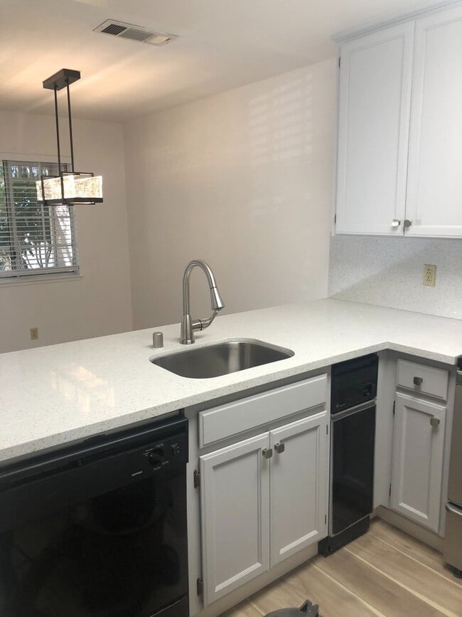 Building Photo - Desirable 3 Bedroom Townhouse on the Southside of Livermore