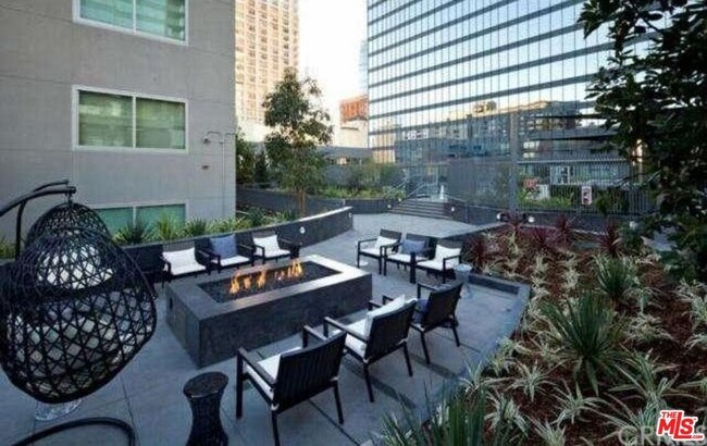 Building Photo - 901 Flower St