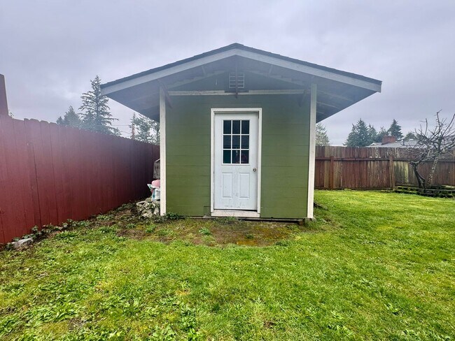 Building Photo - Charming 3-Bedroom Home in Lakewood with Spacious Yard & Modern Comforts