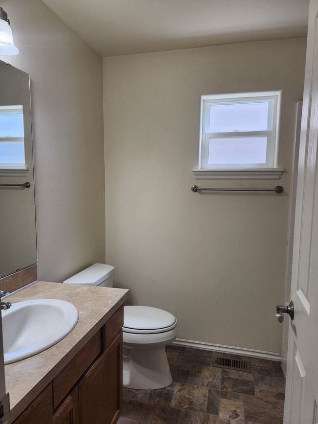 Building Photo - West Valley S. 90th 3br 2ba Double garage,...