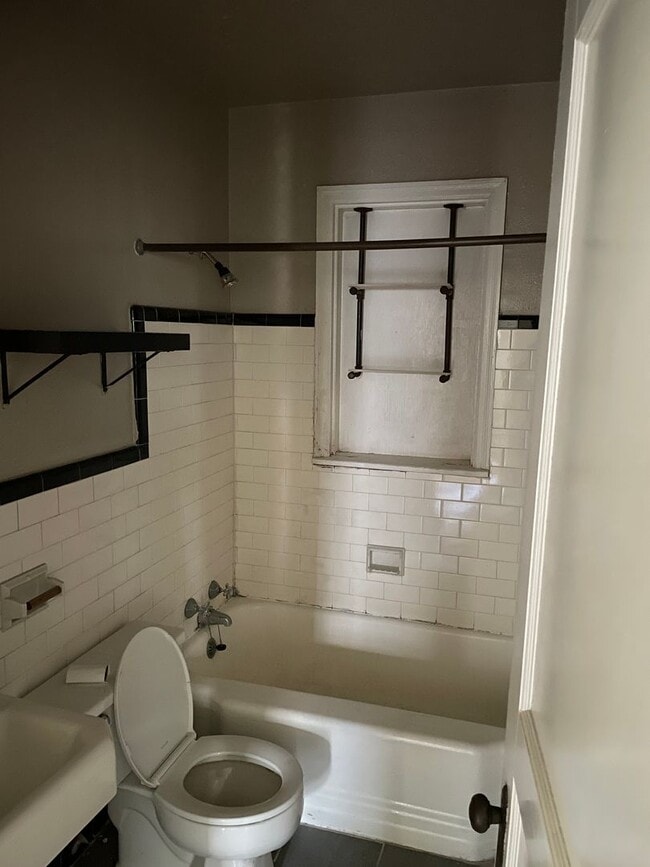 Building Photo - 2 bedroom 1 bath in Midtown near Peabody and Cooper
