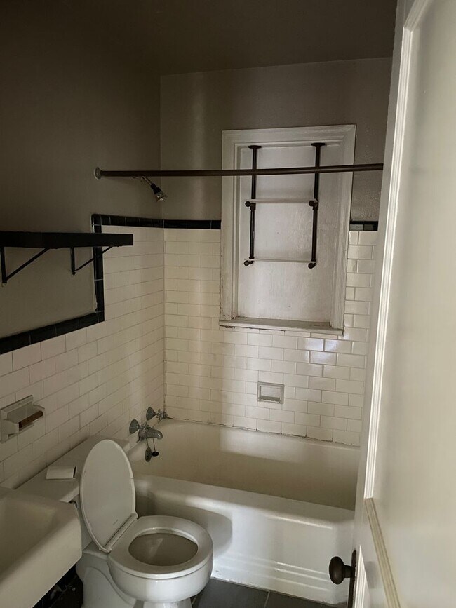 Building Photo - 2020 Courtland Pl