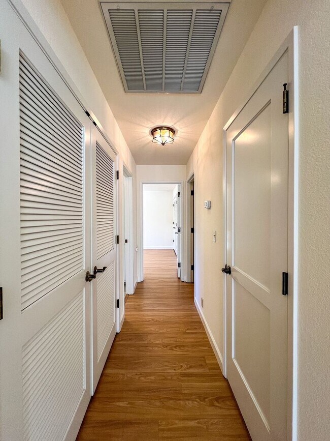 Building Photo - St. Helena – Spacious Two-Bedroom, Two-Bat...