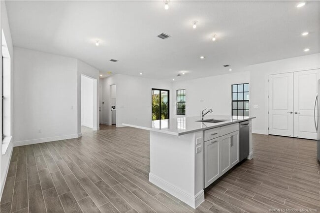 Building Photo - 870 SW Newfield Ave