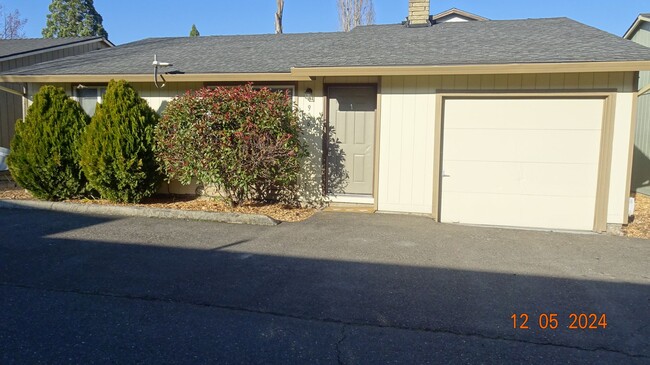 Building Photo - **906 NE 21st Ave, Hillsboro OR 97124**