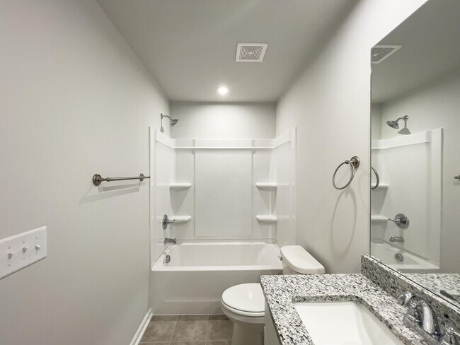 Building Photo - 107 Glen Forest Dr