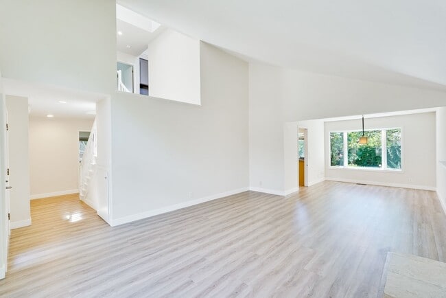 Building Photo - $8500-Mountain View  4 bedroom 3 baths in great neighborhood!