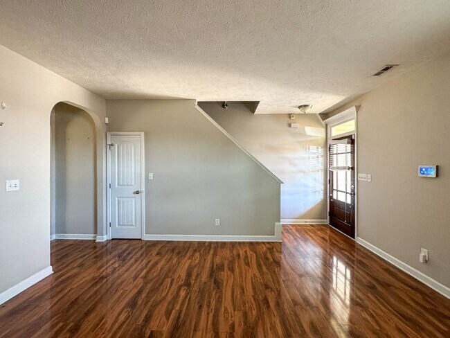 Building Photo - Beautiful 5 Bed 2.5 Bath Home with Main Level Primary Bedroom