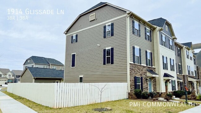 Building Photo - 3 Bed / 2.5 Bath Townhouse (Available 5/10...