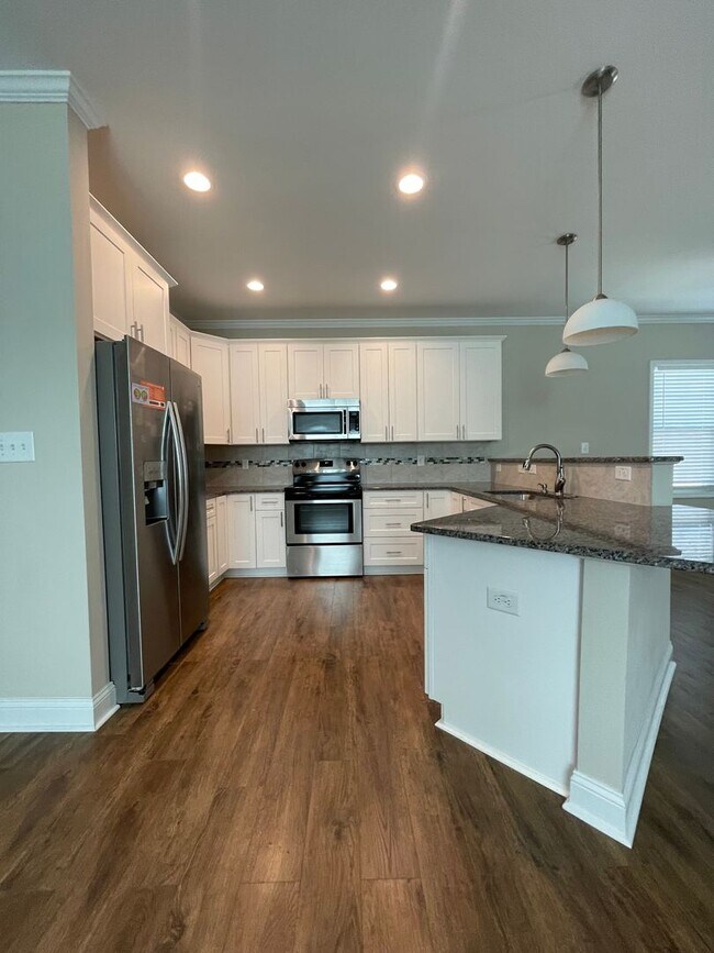 Building Photo - 3 Bedroom 3 Bathroom in Haymount! Pets okay