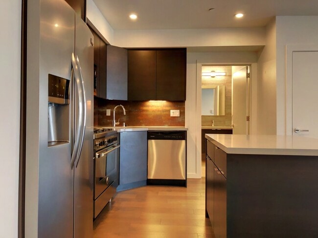 Building Photo - 1 Bed, 1 Bath SOMA Condo - Newer Bldg with...