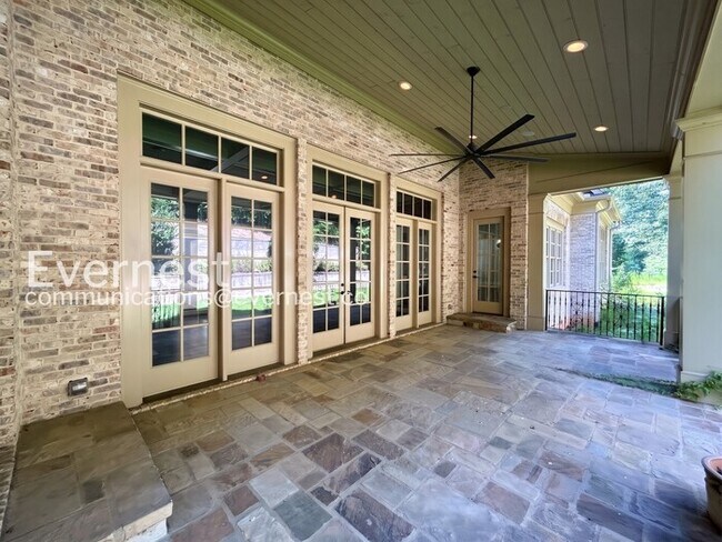 Building Photo - Spacious 7 Bed/8 Bath Home with Garage / Pet-Friendly / Available Now!