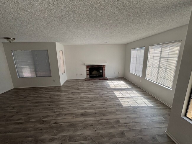 Building Photo - 3 BEDROOM 2 BATH  VICTORVILLE HOME