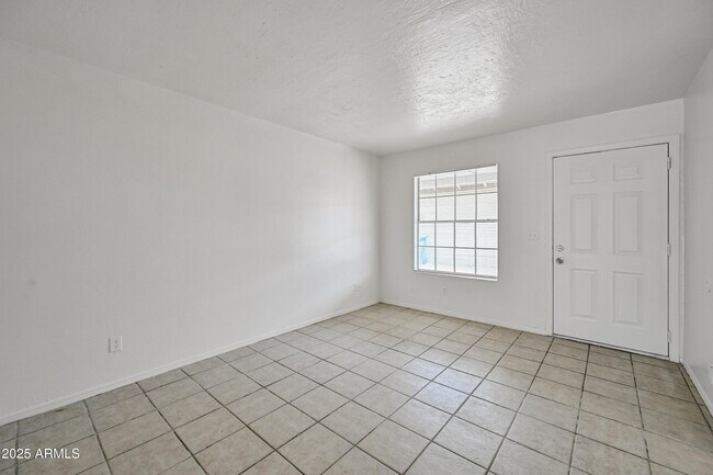 Building Photo - 2901 E Campo Bello Dr